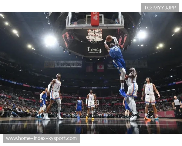 乔治一步过人完成暴扣，快船主场沸腾